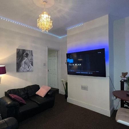 Lovely Room Within 5 Mins Walk To Stoke Train Station With Double And Single Room Buitenkant foto