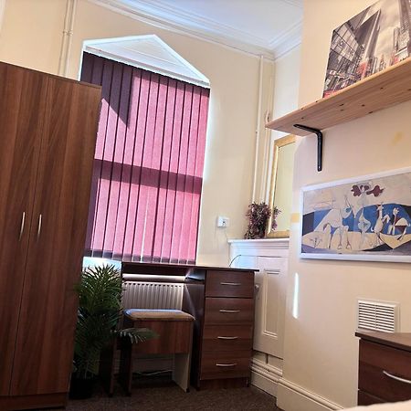 Lovely Room Within 5 Mins Walk To Stoke Train Station With Double And Single Room Buitenkant foto