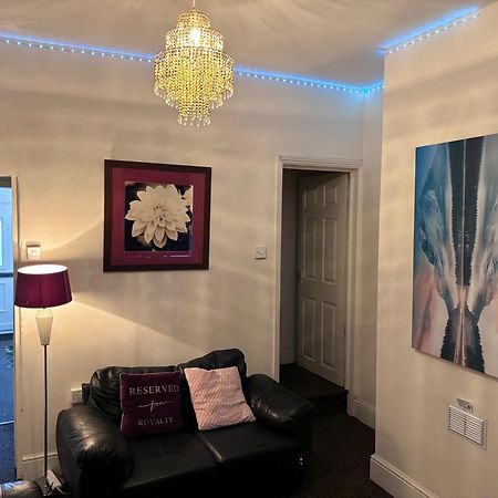 Lovely Room Within 5 Mins Walk To Stoke Train Station With Double And Single Room Buitenkant foto