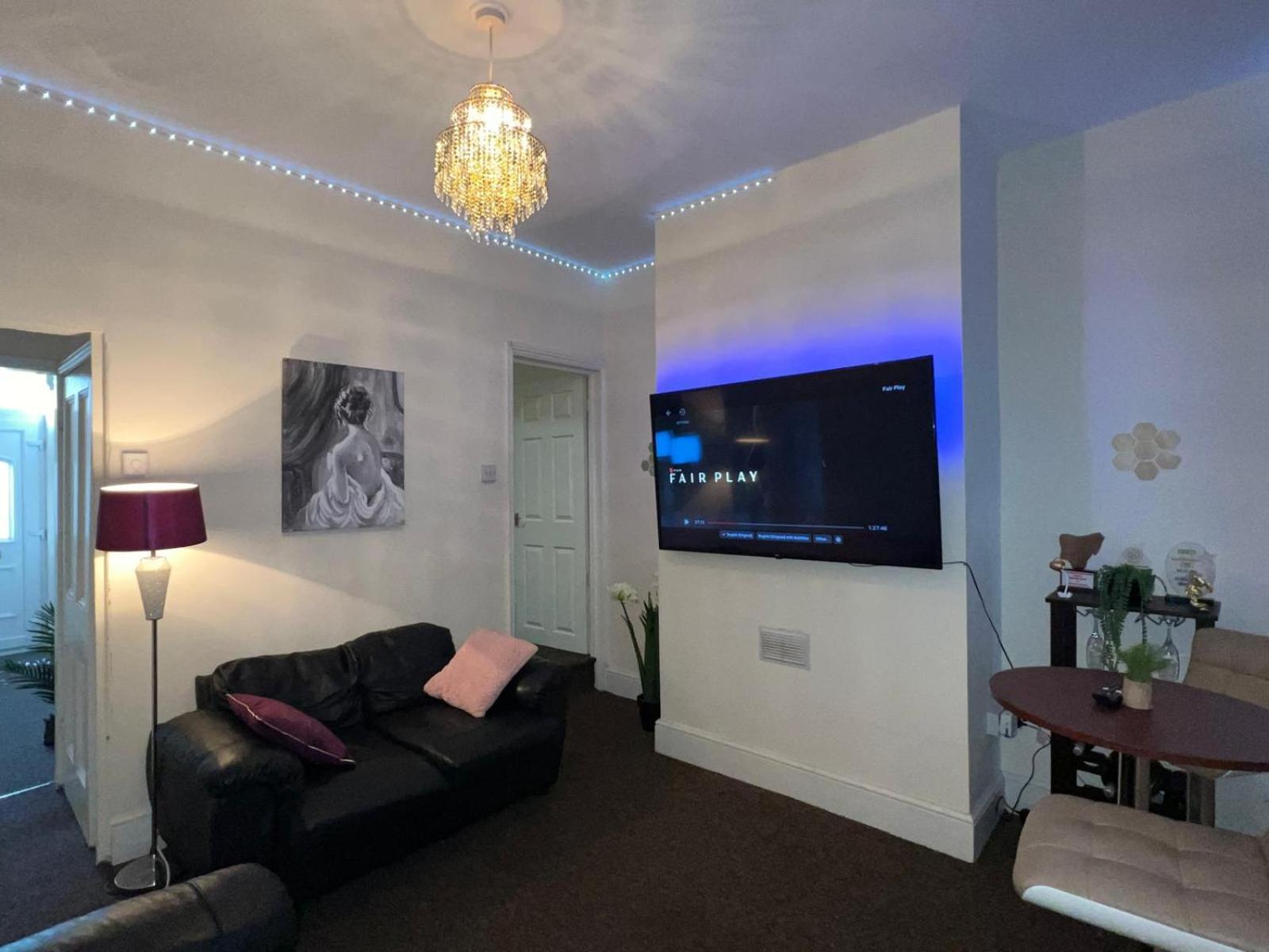 Lovely Room Within 5 Mins Walk To Stoke Train Station With Double And Single Room Buitenkant foto
