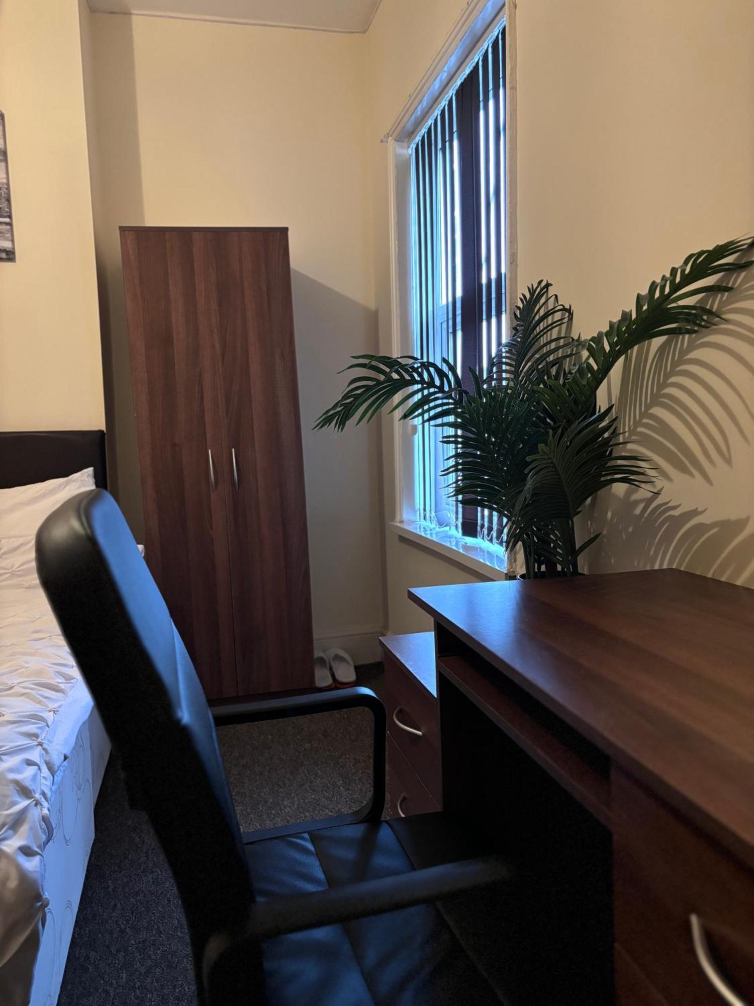Lovely Room Within 5 Mins Walk To Stoke Train Station With Double And Single Room Buitenkant foto