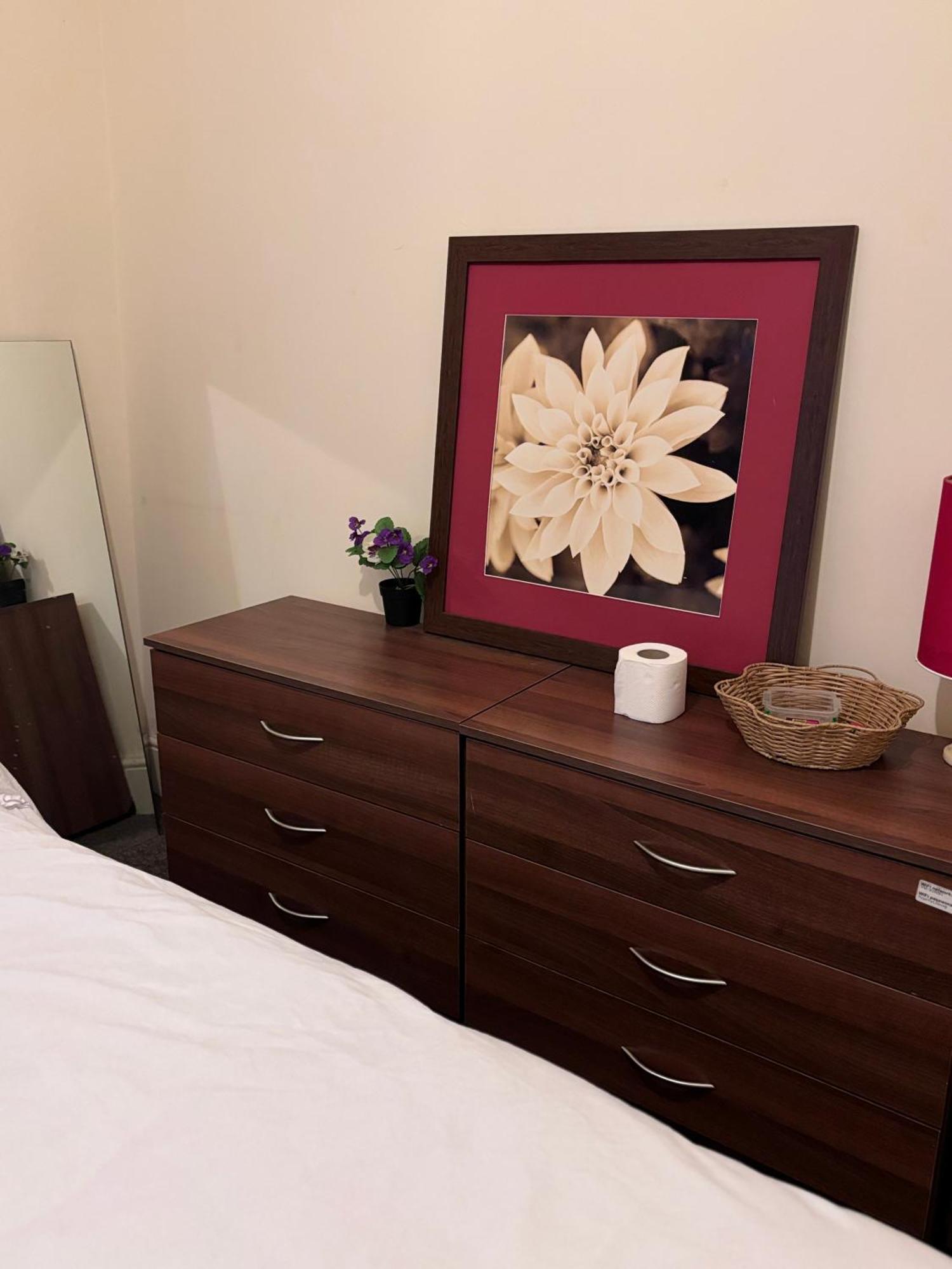 Lovely Room Within 5 Mins Walk To Stoke Train Station With Double And Single Room Buitenkant foto