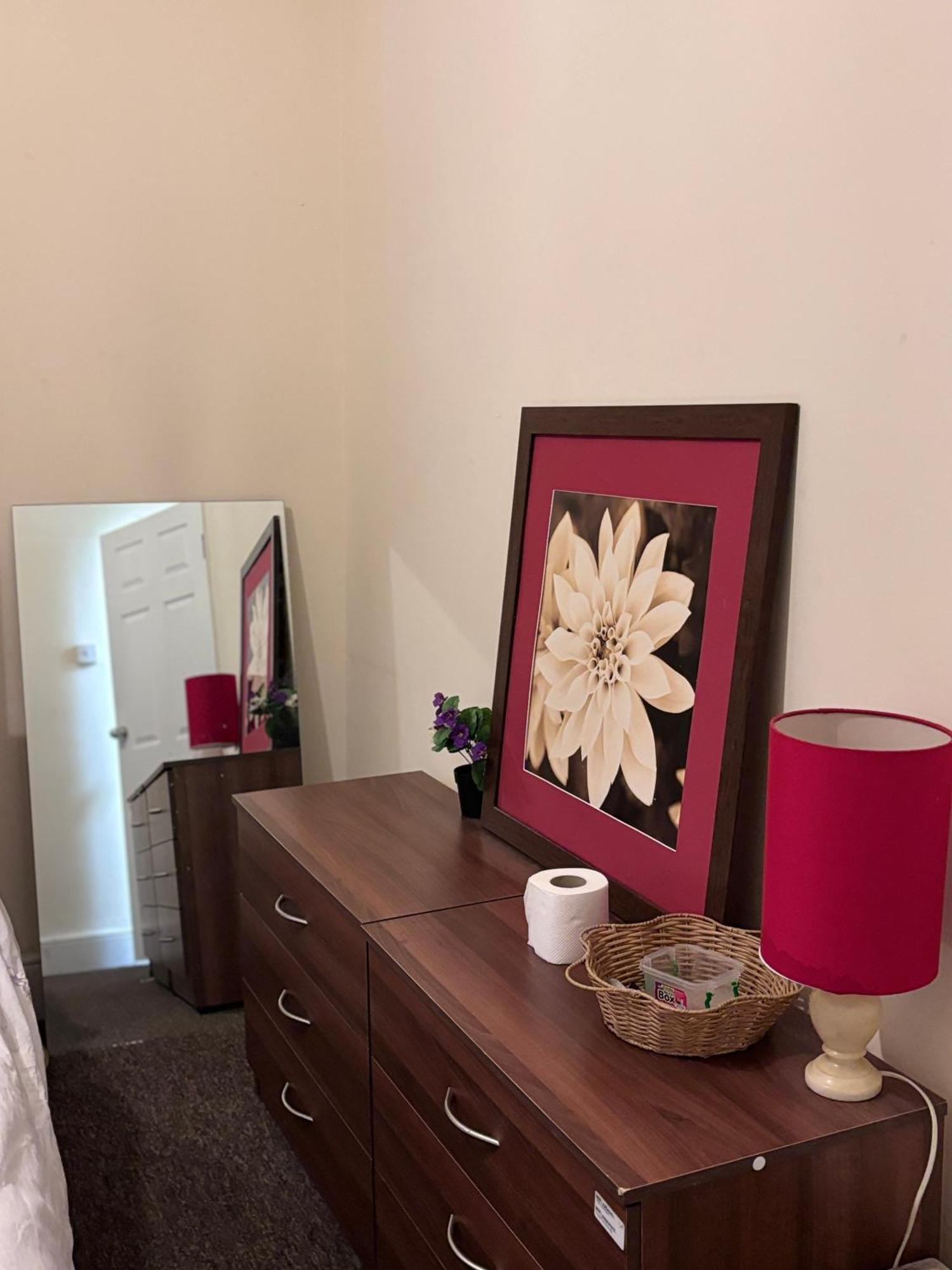Lovely Room Within 5 Mins Walk To Stoke Train Station With Double And Single Room Buitenkant foto
