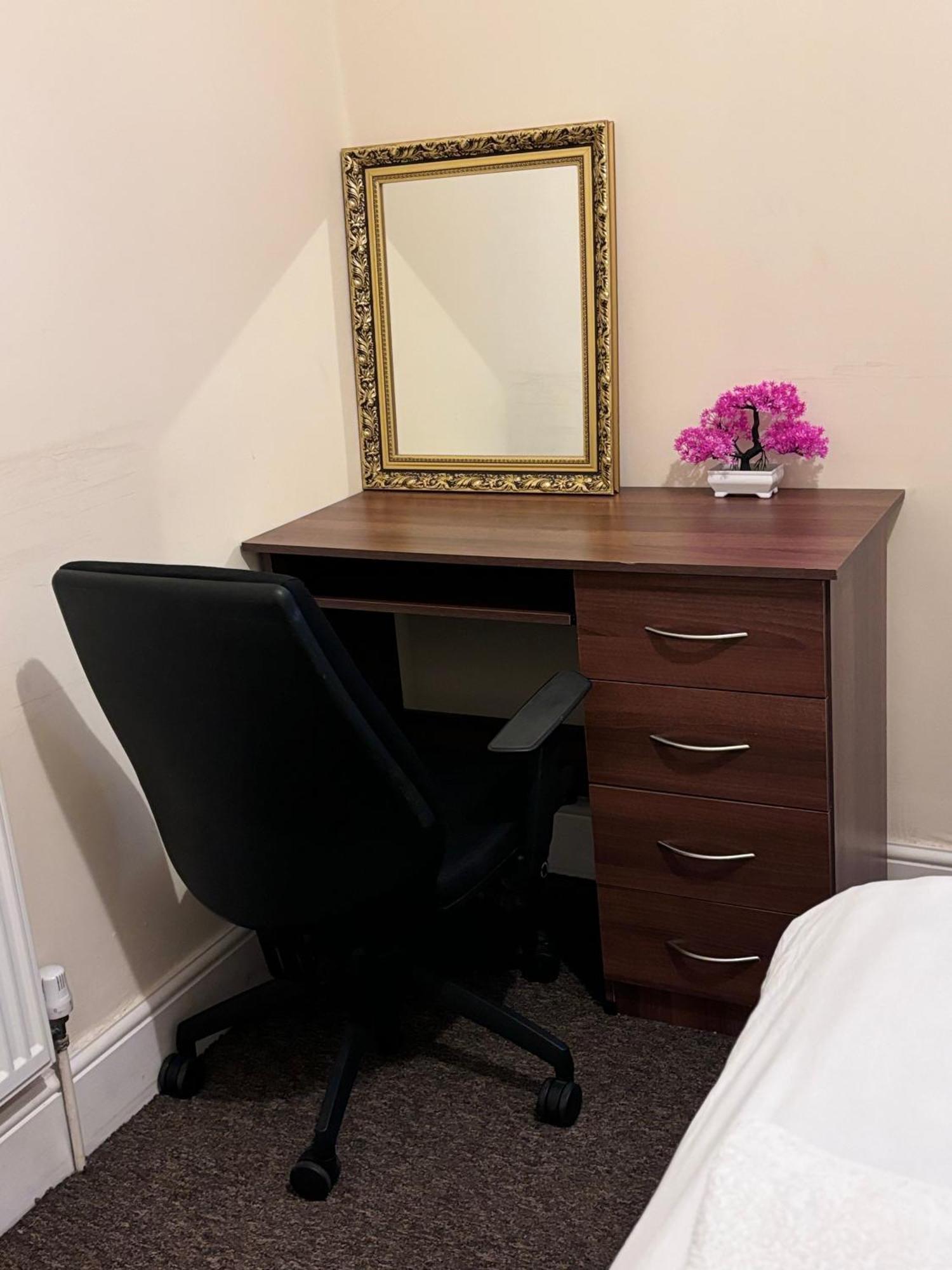 Lovely Room Within 5 Mins Walk To Stoke Train Station With Double And Single Room Buitenkant foto