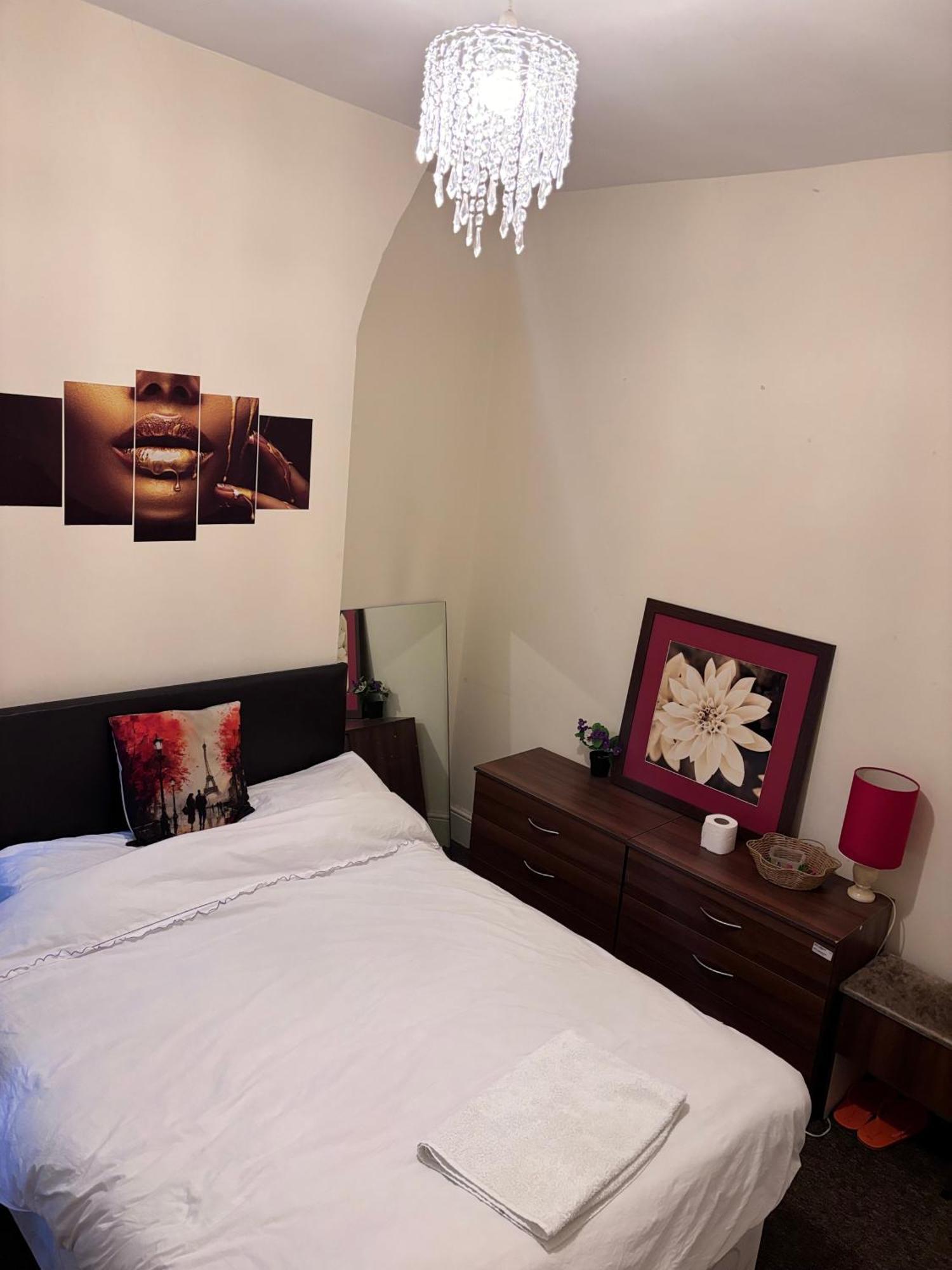 Lovely Room Within 5 Mins Walk To Stoke Train Station With Double And Single Room Buitenkant foto