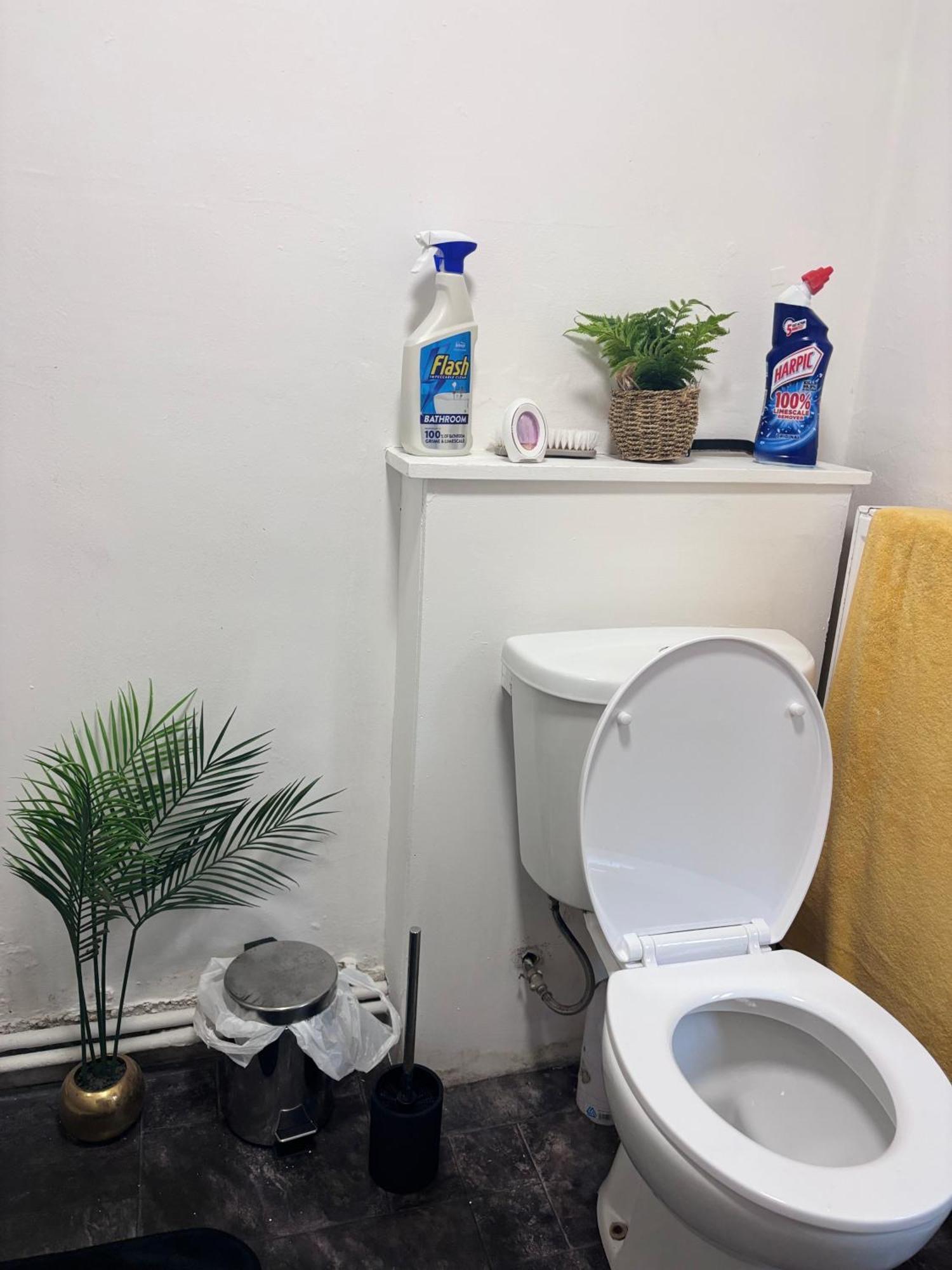 Lovely Room Within 5 Mins Walk To Stoke Train Station With Double And Single Room Buitenkant foto