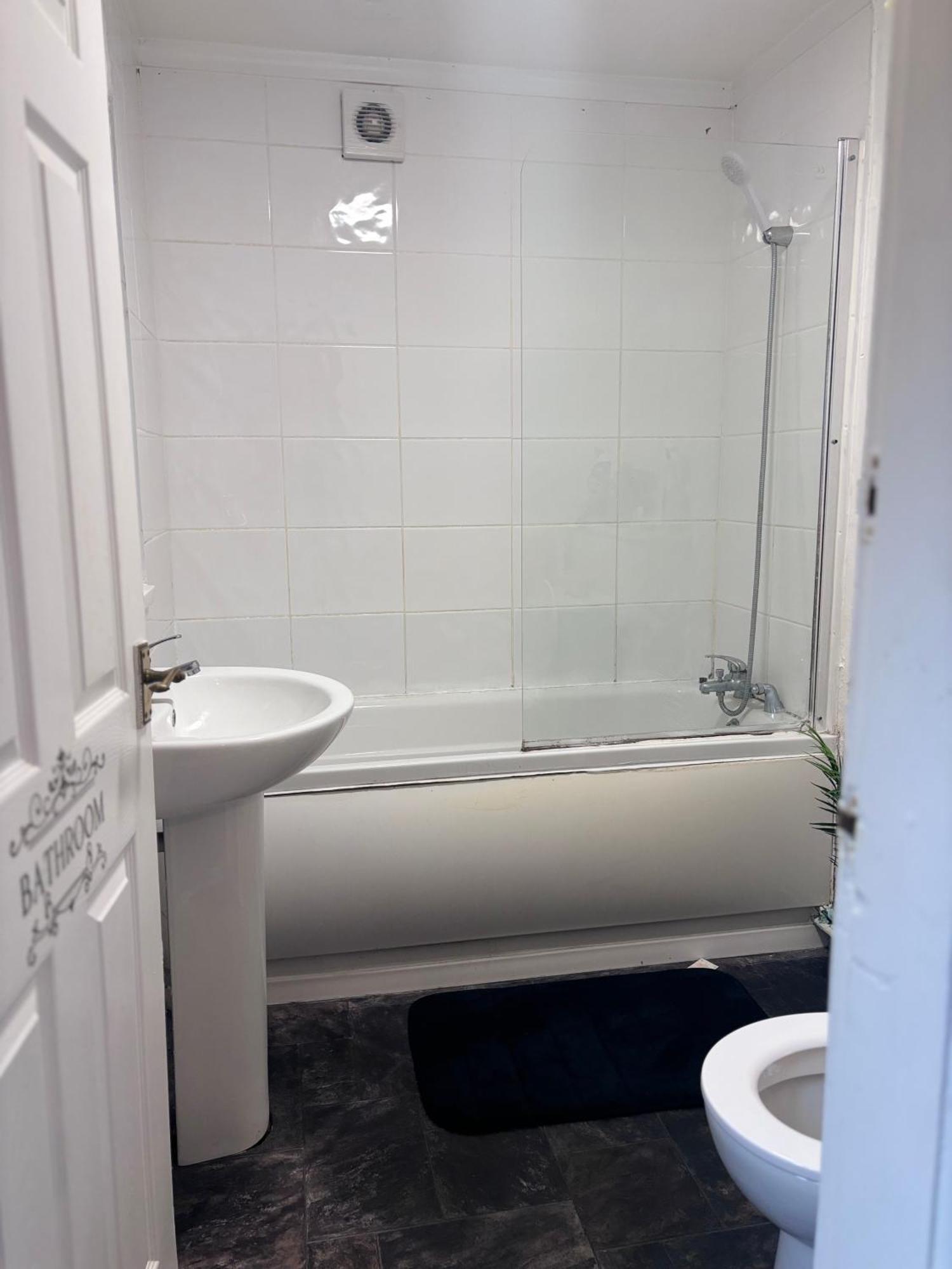 Lovely Room Within 5 Mins Walk To Stoke Train Station With Double And Single Room Buitenkant foto