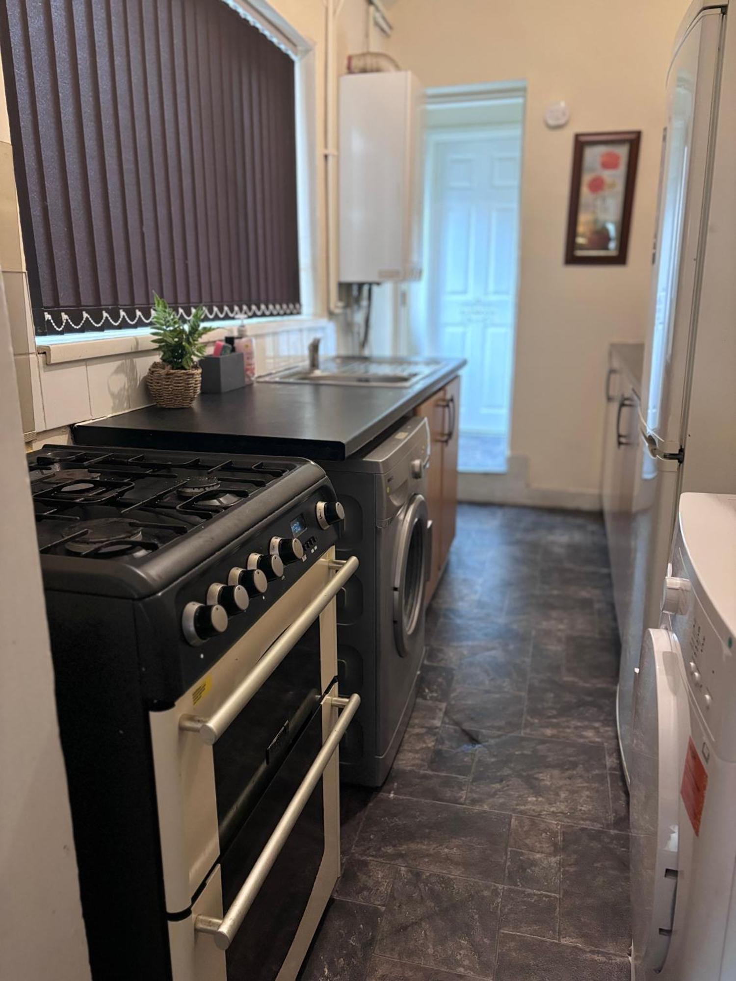 Lovely Room Within 5 Mins Walk To Stoke Train Station With Double And Single Room Buitenkant foto