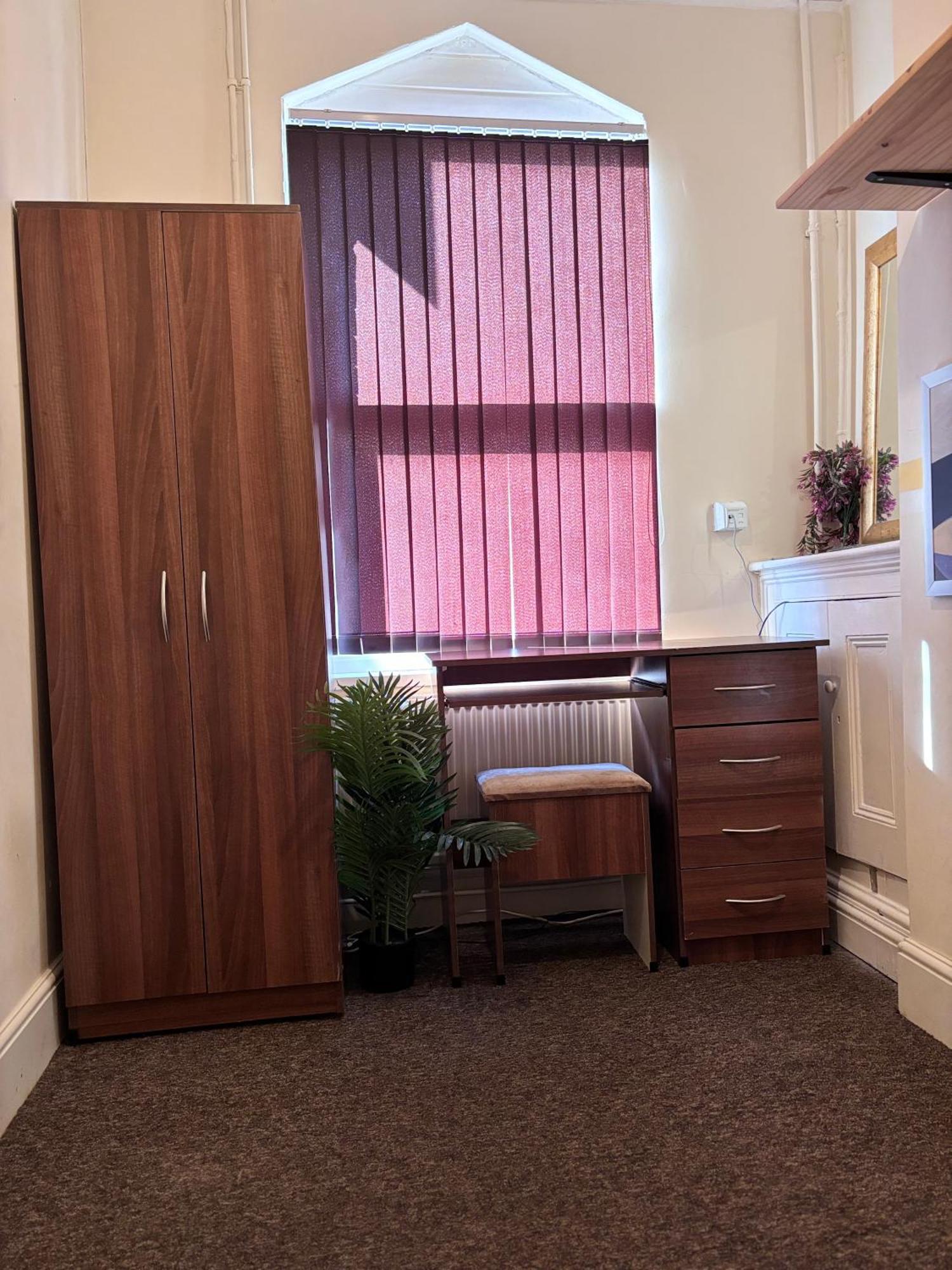 Lovely Room Within 5 Mins Walk To Stoke Train Station With Double And Single Room Buitenkant foto