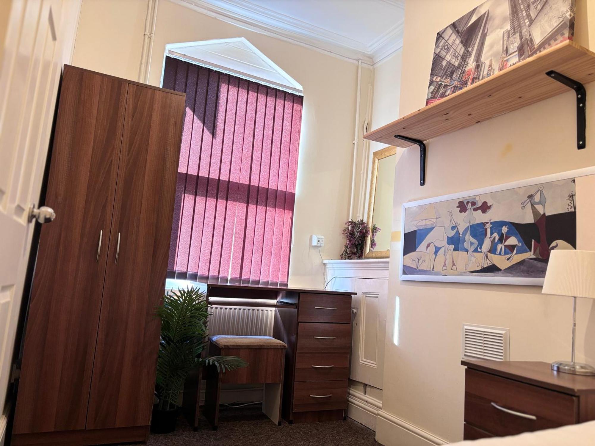 Lovely Room Within 5 Mins Walk To Stoke Train Station With Double And Single Room Buitenkant foto
