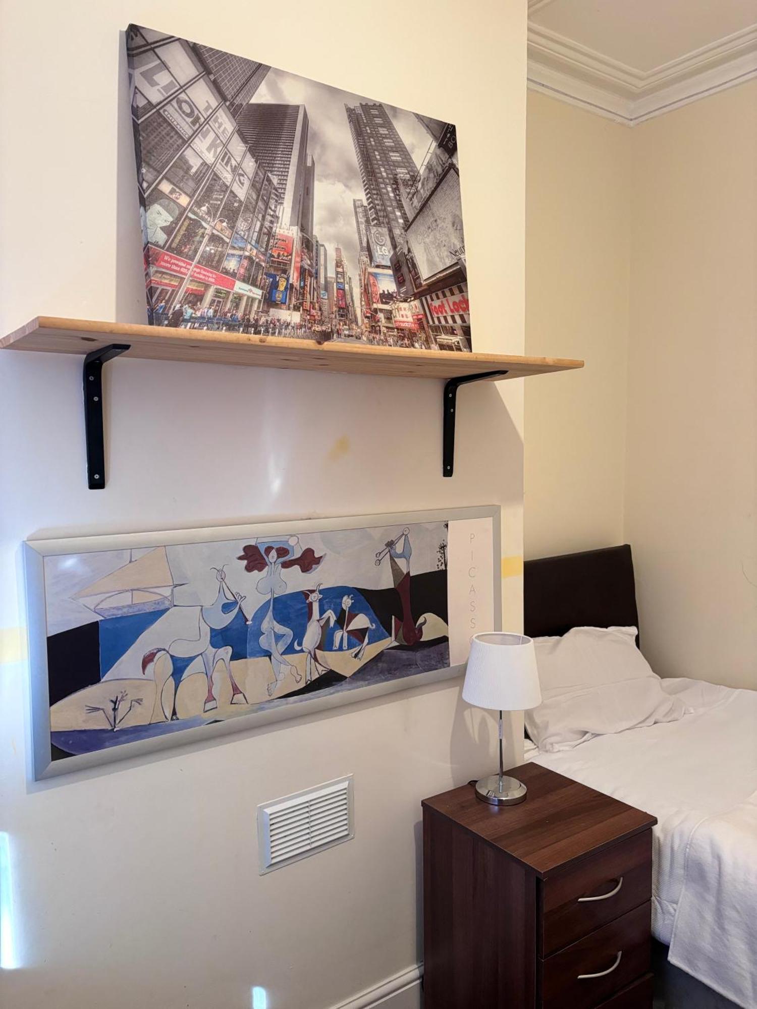 Lovely Room Within 5 Mins Walk To Stoke Train Station With Double And Single Room Buitenkant foto