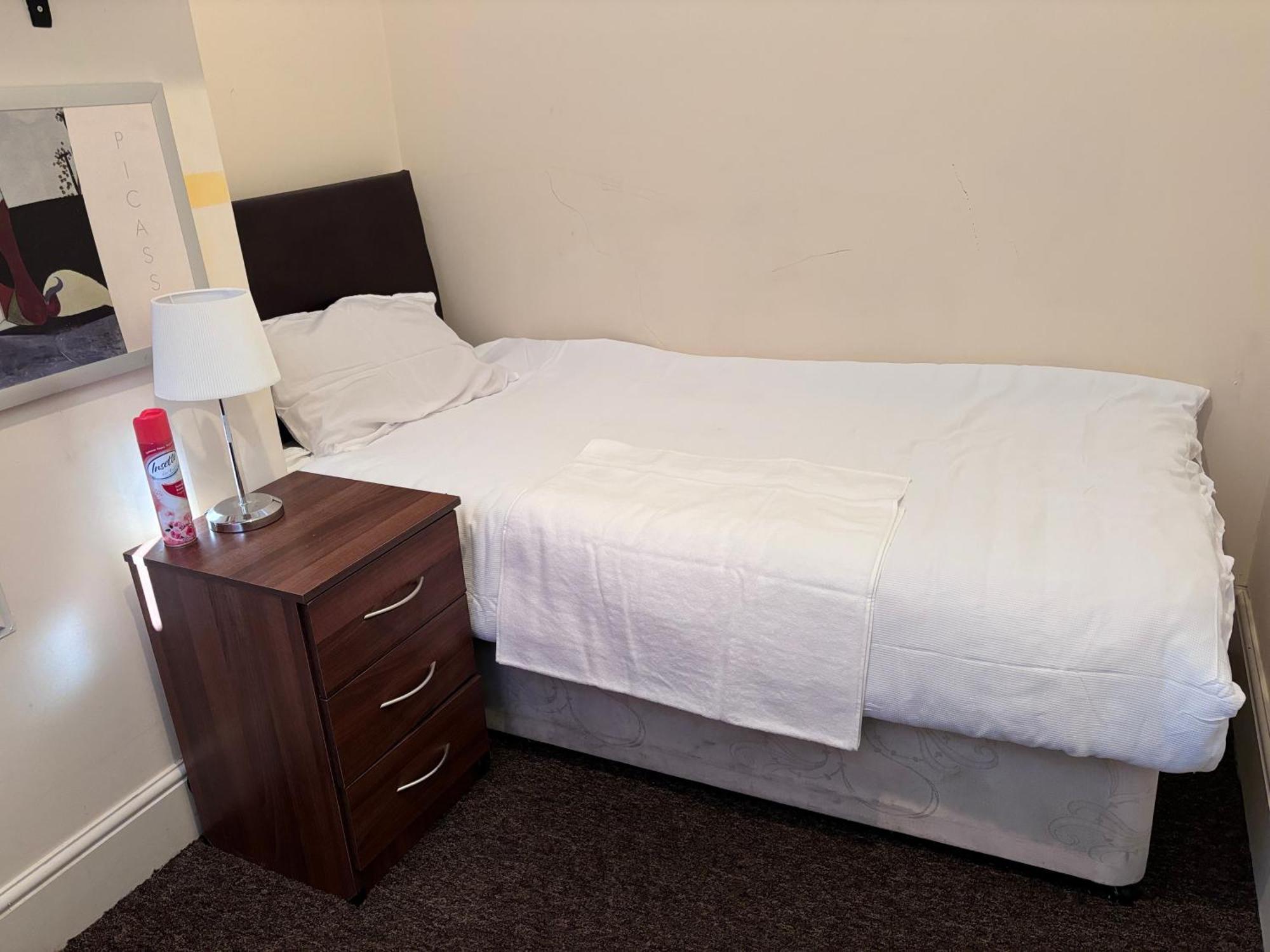 Lovely Room Within 5 Mins Walk To Stoke Train Station With Double And Single Room Buitenkant foto